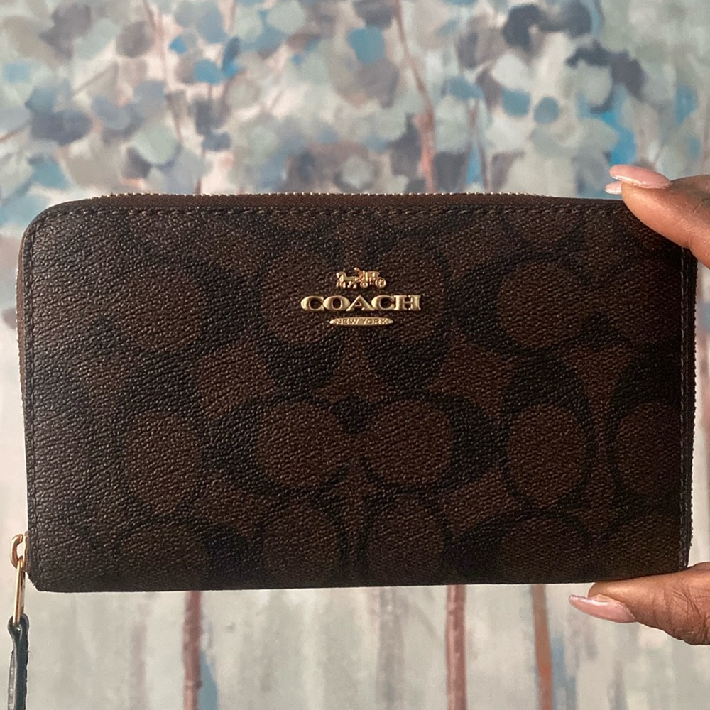 NWT Coach signature medium ID zip wallet